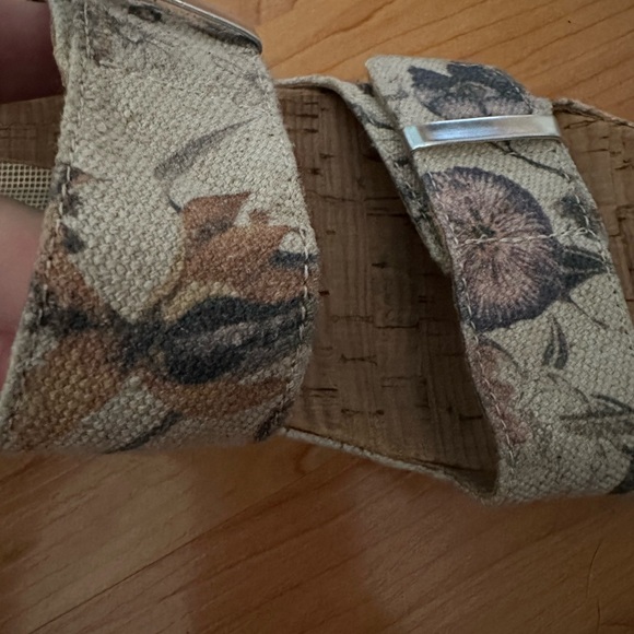 🍉Baretraps sandals 9 1/2 GUC, Velcro tan with floral pattern - Picture 9 of 10